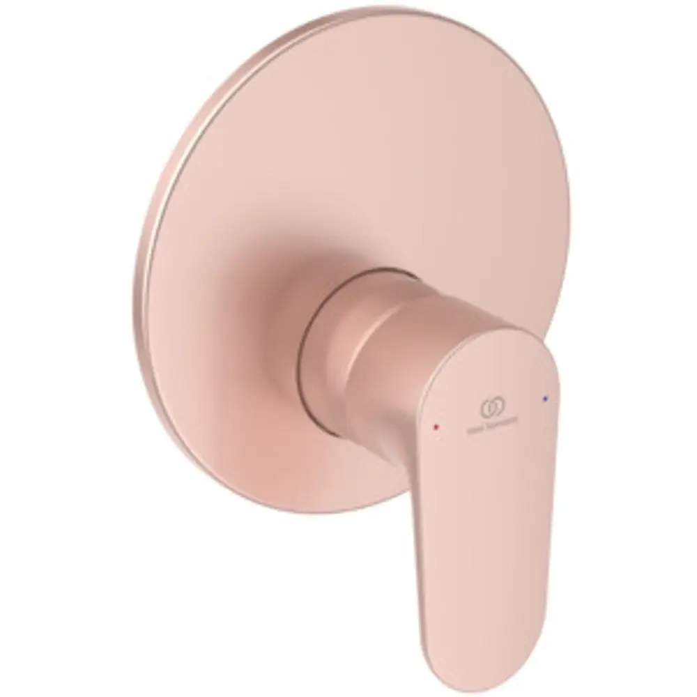 Brausearmatur in Roségoldfinish von Ideal Standard mit runder Rosette. Der Hebel verfügt über Farbcodierungen für Warm- und Kaltwasser.